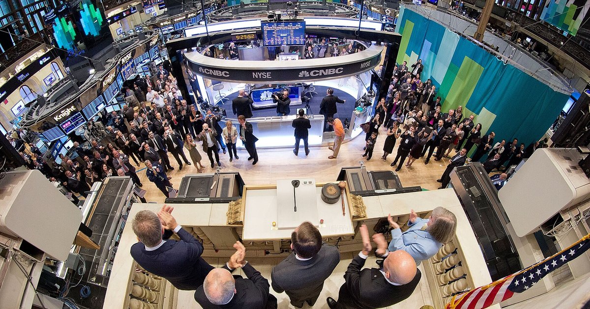 Director Petraeus rings opening bell at NY Stock Exchange - Flickr - The Central Intelligence Agency